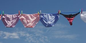 Mặc đồ lót có chất liệu cotton sạch, phơi khô giúp phòng tránh các viêm nhiễm phụ khoa