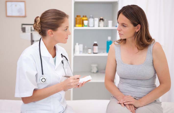 Thăm khám phụ khoa ngay khi phát hiện dấu hiệu bệnh viêm lộ tuyến cổ tử cung