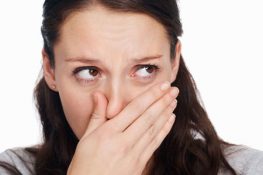 Khí hư có mùi chua là triệu chứng của bệnh phụ khoa, thường gặp nhất là bệnh viêm âm đạo