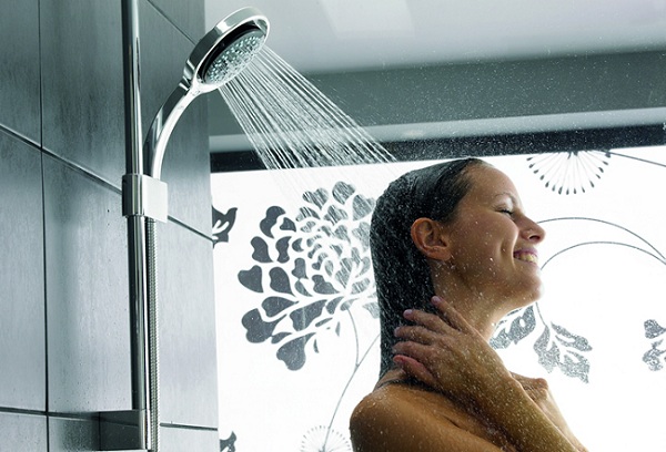 Nên tắm vòi thay vì tắm bồn để hạn chế nguy cơ vùng kín viêm nhiễm