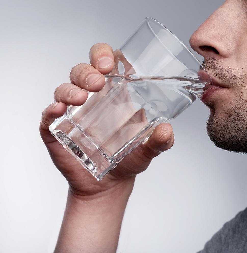 Uống nước lạnh sau khi quan hệ có thể gây hại cho dạ dày
