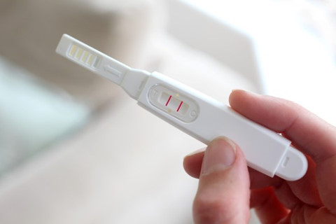 Dùng que thử thai kém chất lượng, sai cách... có thể làm sai lệch kết quả dùng que thử thai