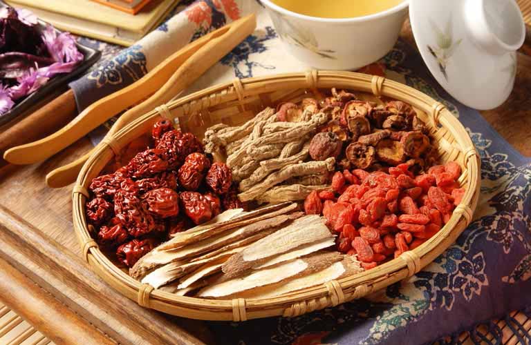 Giải quyết viêm phụ khoa bằng Y học cổ truyền với bài thuốc ngâm rửa kết hợp
