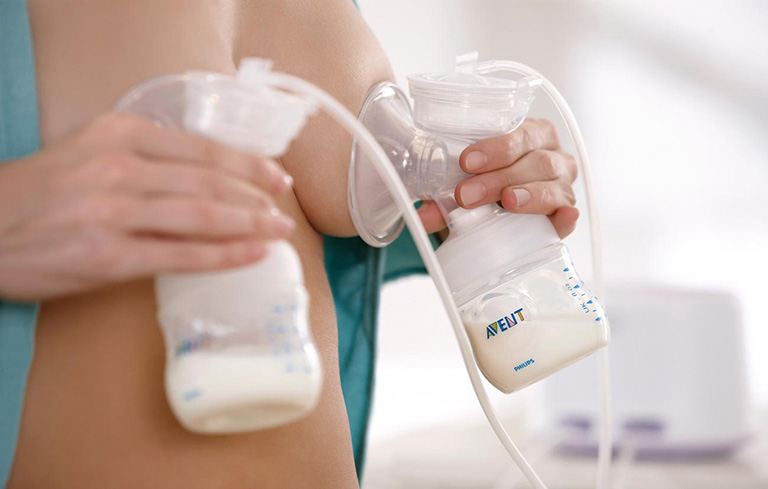 Các bà mẹ thường tìm đến máy hút sữa nhằm thúc đẩy sữa ra nhiều hơn, nhưng cách làm này cũng gây ra nhiều đau đớn