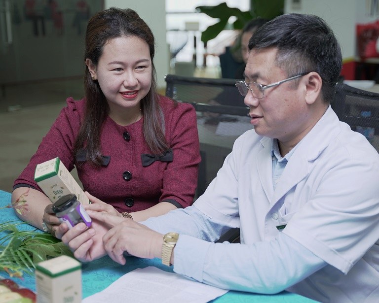 Đại diện Ban lãnh đạo Thuốc dân tộc và cố vấn chuyên môn của đề tài Đại diện Ban lãnh đạo Thuốc dân tộc và cố vấn chuyên môn của đề tài