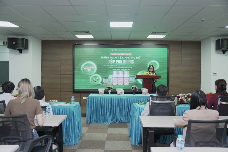 Toàn cảnh buổi lễ nghiệm thu và ra mắt dung dịch vệ sinh phụ nữ Diệp Phụ Khang tại Thuốc dân tộc Toàn cảnh buổi lễ nghiệm thu và ra mắt dung dịch vệ sinh phụ nữ Diệp Phụ Khang tại Thuốc dân tộc