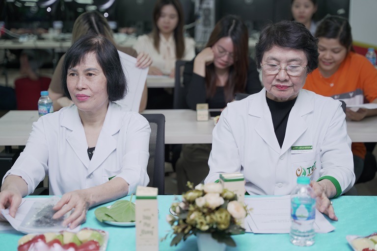 Thầy thuốc ưu tú, Bs Nguyễn Thị Nhuần và Ths.Bs Đỗ Thanh Hà trong buổi lễ Thầy thuốc ưu tú, Bs Nguyễn Thị Nhuần và Ths.Bs Đỗ Thanh Hà trong buổi lễ