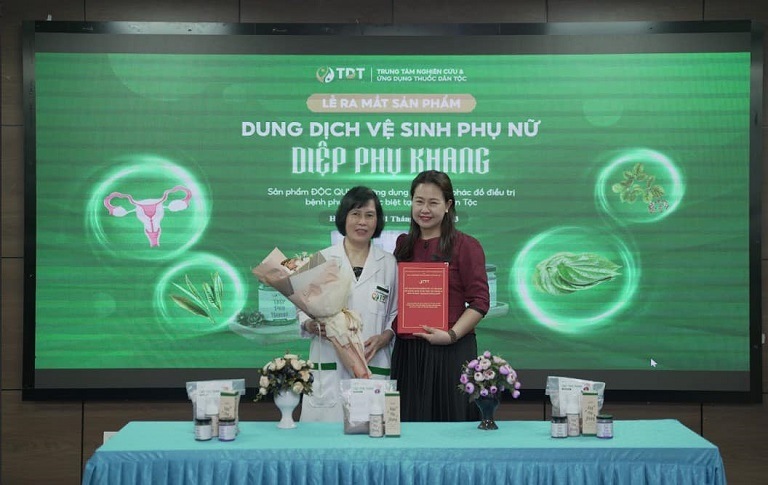 Ths.Bs Đỗ Thanh Hà và bà Đinh Kim Thoa chụp ảnh lưu niệm sau khi trao - nhận chuyển giao đề tài nghiên cứu