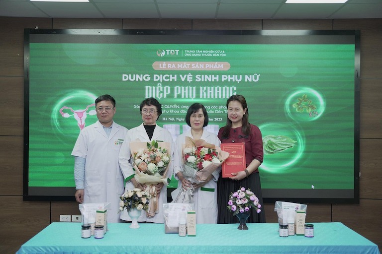 Các chuyên gia, bác sĩ đầu ngành và đại diện ban lãnh đạo Thuốc dân tộc có mặt tại buổi lễ Các chuyên gia, bác sĩ đầu ngành và đại diện ban lãnh đạo Thuốc dân tộc có mặt tại buổi lễ