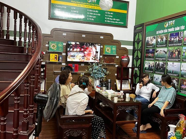 Bệnh nhân đến Thuốc dân tộc khám chữa bệnh Phụ khoa rất đông mỗi ngày Bệnh nhân đến Thuốc dân tộc khám chữa bệnh Phụ khoa rất đông mỗi ngày