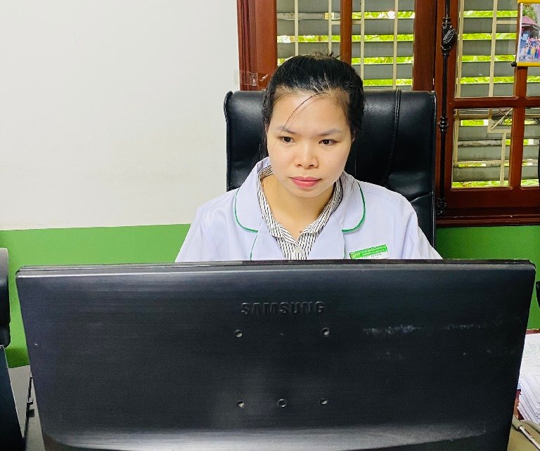 BS Nguyễn Thị Nhài luôn chăm chỉ làm việc, cống hiến hết mình vì sức khỏe bệnh nhân