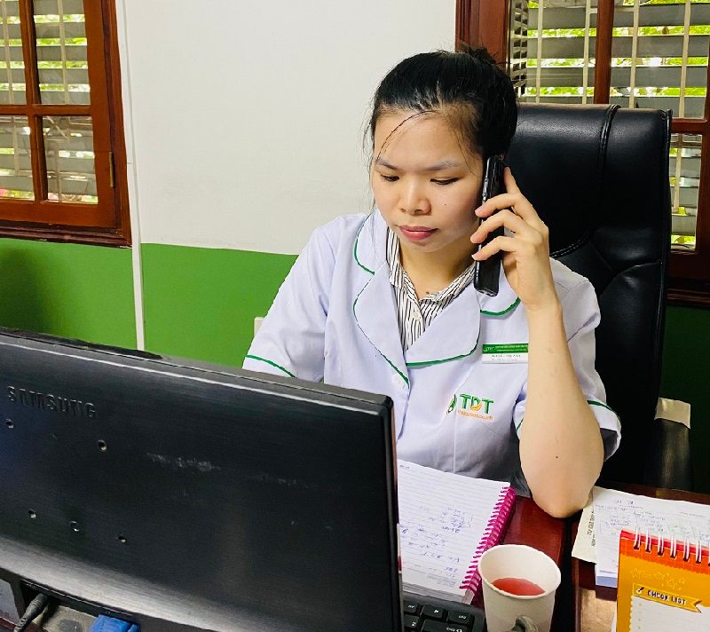 BS Nguyễn Thị Nhài gọi điện, tư vấn cho bệnh nhân từ xa