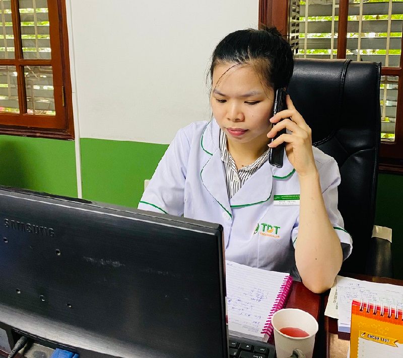 BS Nguyễn Thị Nhài gọi điện, tư vấn cho bệnh nhân từ xa BS Nguyễn Thị Nhài gọi điện, tư vấn cho bệnh nhân từ xa