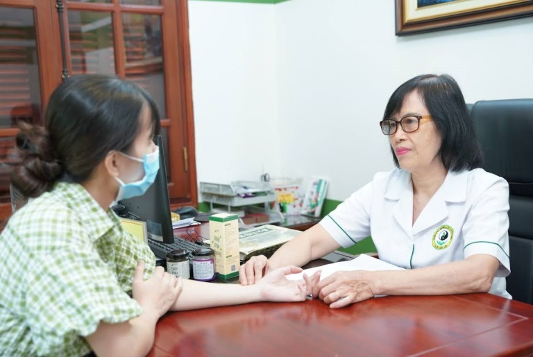 Người bệnh được bác sĩ Thanh Hà thăm khám bệnh phụ khoa