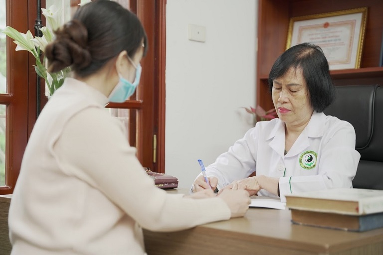 Bệnh nhân tìm đến bác sĩ Đỗ Thanh Hà để được tư vấn sức khỏe, nội tiết