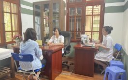 Bệnh nhân đến Thuốc dân tộc được bác sĩ Hà thăm khám