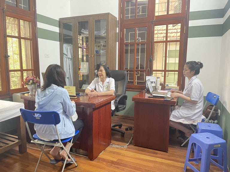 Bệnh nhân đến Thuốc dân tộc được bác sĩ Hà thăm khám